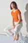 Preview: Frau auf Hocker mit HempAge Hanf T-Shirt Farbe nectarine