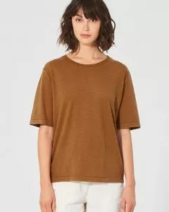 Frau mit HempAge Hanf T-Shirt Farbe almond