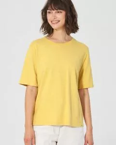 Frau mit HempAge Hanf T-Shirt Farbe butter