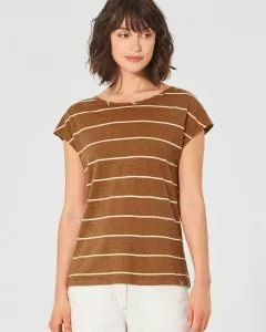 Frau mit HempAge Hanf T-Shirt Farbe almond