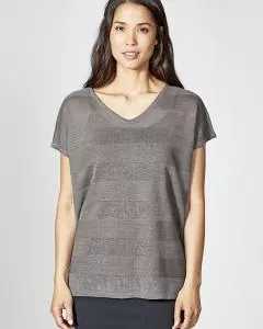 Frau mit HempAge Hanf T-Shirt - Farbe taupe aus 100% Hanf