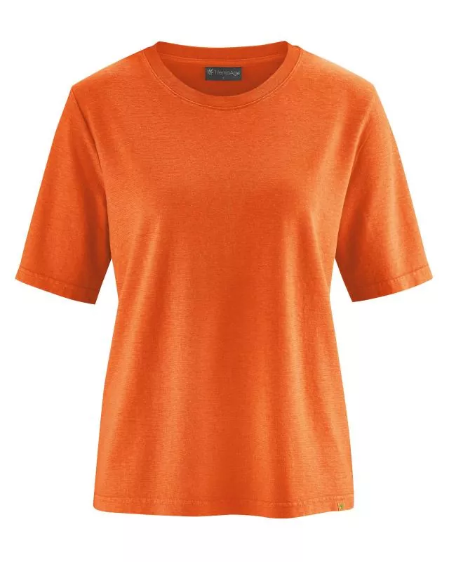 HempAge Hanf T-Shirt Farbe nectarine kombiniert mit highrise Hanf Jeans Farbe gobi