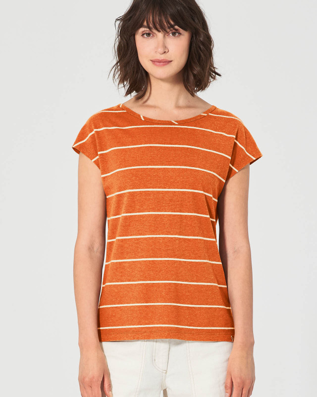 Frau mit HempAge Hanf T-Shirt Farbe nectarine