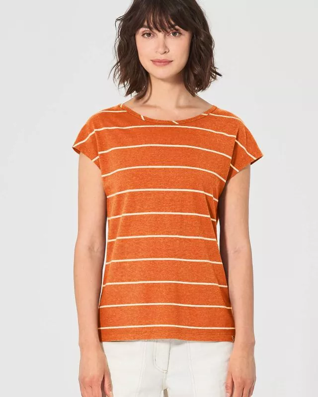Frau mit HempAge Hanf T-Shirt Farbe nectarine