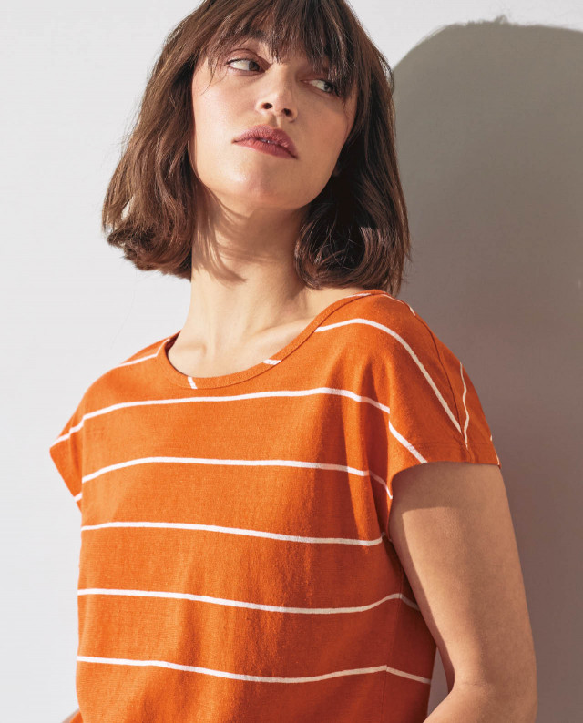 Frau mit HempAge Hanf T-Shirt Farbe nectarine