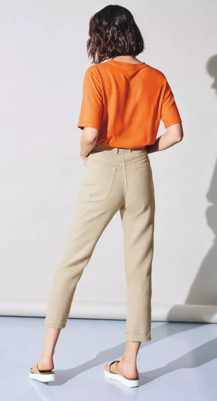 HempAge Hanf T-Shirt Farbe nectarine kombiniert mit highrise Hanf Jeans Farbe gobi