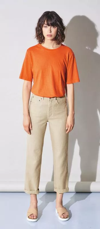 HempAge Hanf T-Shirt Farbe nectarine kombiniert mit highrise Hanf Jeans Farbe gobi